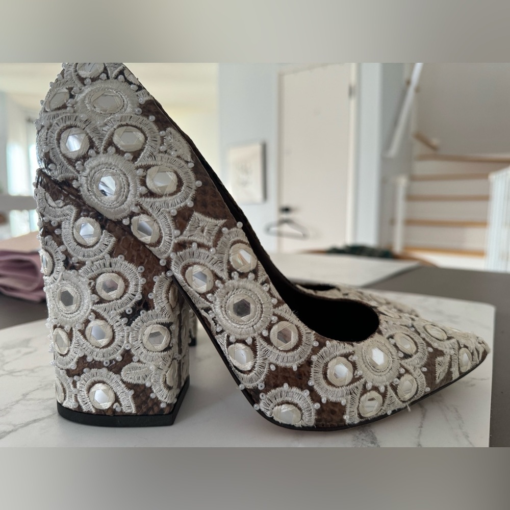 Tory Burch - New Francesca Pointy toe Pump in color Faded Coffee Ivory - Picture 2 of 7